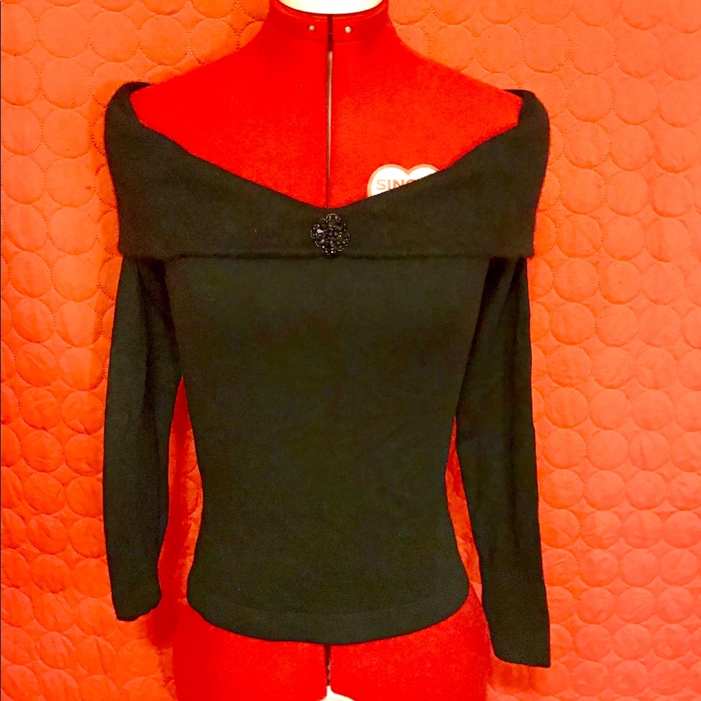 Off shoulders sweater